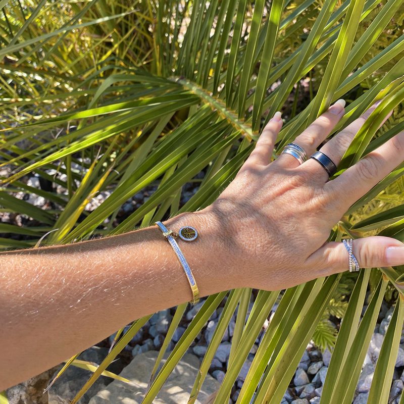 Bracelet Jonc pour Femme avec Pendentif Arbre de Vie Doré et Fermeture Aimantée – Image 3